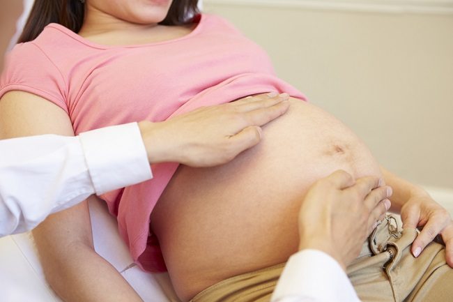3 Tips Membantu Bayi Melintang Berubah ke Posisi Kepala di Bawah